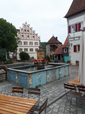 Marktbrunnen mit Schloss und Gasthaus.