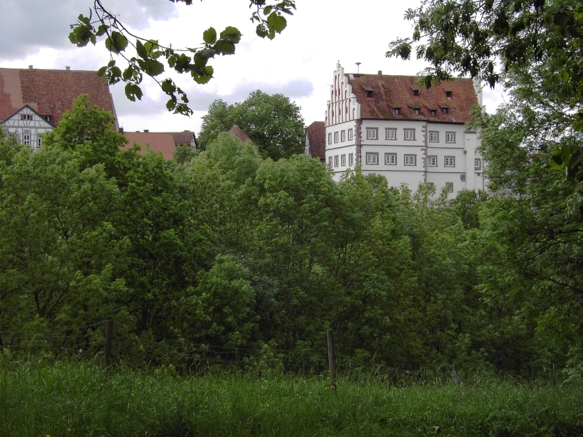 Gasthaus zum Ochsen und Schloß Vellberg aus Südost, im Vordergrund Bäume, dazwischen unsichtbar das Bühlertal.